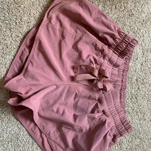 Lululemon hotty hot short 2.5” (blush)